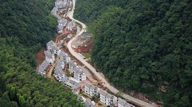 投資建成的黃荊鄉(xiāng)易地扶貧搬遷示范點項目